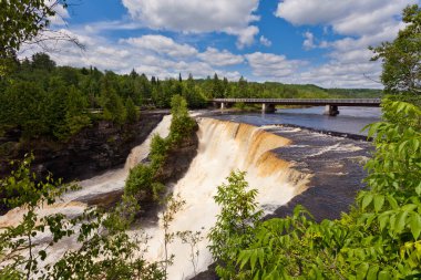Kakabeka Şelalesi, Thunder Bay, Ontario, On, Kanada yakınlarında büyük ve güçlü bir şelale turistik merkezi.