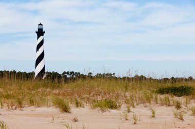Cape Hatteras Deniz Feneri kuleleri, ABD 'nin Kuzey Carolina, Buxton yakınlarındaki Outer Banks adasının kumsal tepeleri üzerinde.