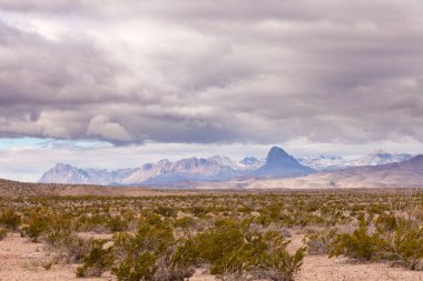 Uzak Chisos Dağları 'nda taze kar, Big Bend Ulusal Parkı' nın Chihuahuan Çölü 'nde manzara, Teksas, ABD.