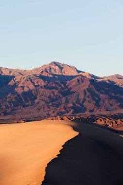 Mesquite Kum tepeleri ve Ölüm Vadisi Ulusal Parkı 'ndaki renkli dağlar, Kaliforniya, ABD