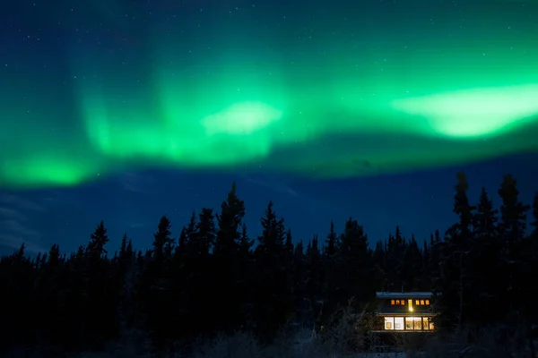 Gezellige Taiga Huis Warm Verlicht Onder Sterrenhemel Met Dansend Noorderlicht — Stockfoto