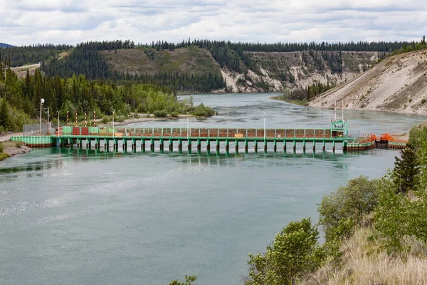Lewes Dam Control Structure End Marsh Lake Yukon River Reguluje — Stock fotografie
