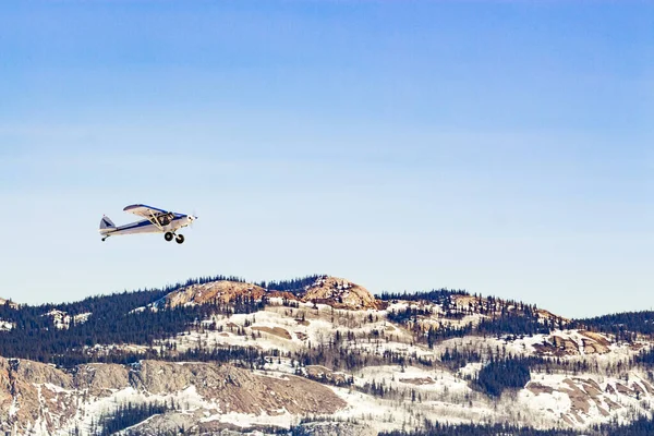 ユーコン準州での小型ブッシュ飛行機離陸北半球の森の冬の風景タイガ岩の丘 カナダ — ストック写真