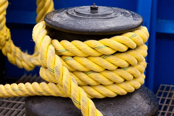 Silné Žluté Lano Navinuté Kolem Námořní Oceli Naviják Capstan Loď — Stock fotografie