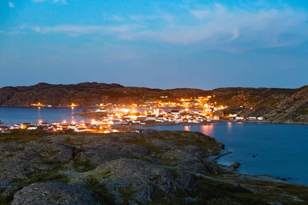 Belysta Hus Outport Byn Staden Fogo Vid Skymningen Oländig Strand — Stockfoto