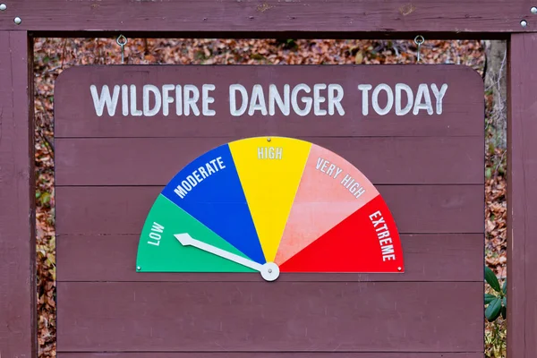 Опасность Лесного Пожара Сегодня Знак Деревянной Доски Показывает Текущую Опасность — стоковое фото