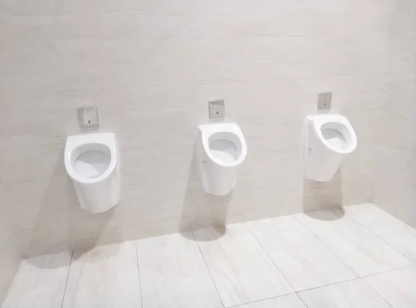 Rangée Trois Urinoirs Procélaine Dans Les Toilettes Publiques Modernes Propres — Photo