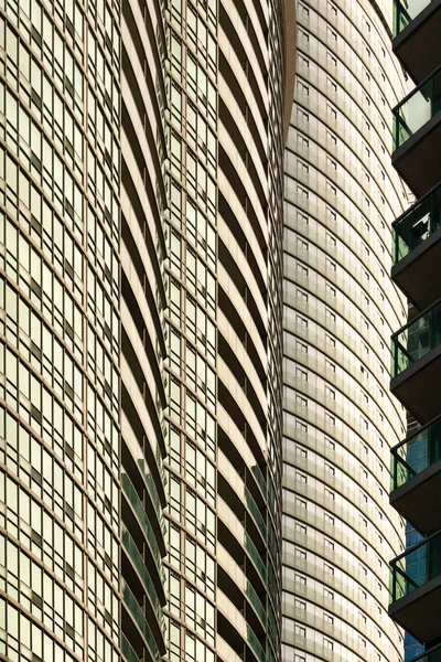 건축은 현대의 건물들의 유리와 추상적 패턴을 뒷받침 — 스톡 사진