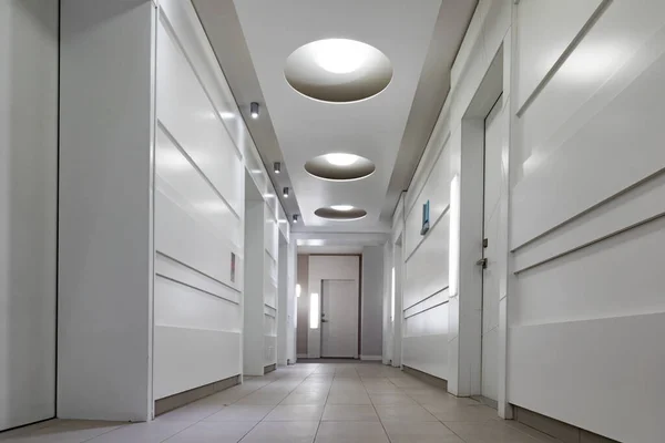 Interiérová Architektura Čisté Bílé Chodby Uvnitř Moderní Činžovní Budovy — Stock fotografie