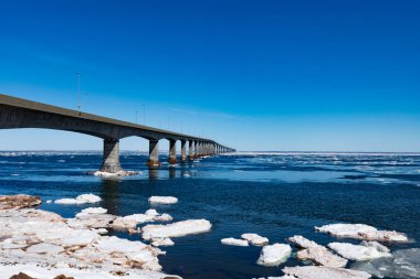 Konfederasyon Köprüsü 'nün beton yapısı kısmen donmuş Atlantik Okyanusu' nu New Brunswick ile Kanada Prensi Edward Adası arasında kapsar.