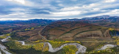 Mühendis Creek ve Dempster Karayolu 'nda sonbahar havası esiyor. Sapper Hill, Yukon Territory, Kanada' nın yukarısından görüldü.