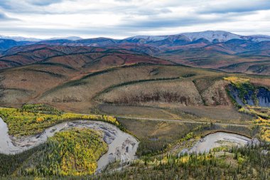 Mühendis Creek ve Dempster Karayolu 'nda sonbahar havası esiyor. Sapper Hill, Yukon Territory, Kanada' nın yukarısından görüldü.