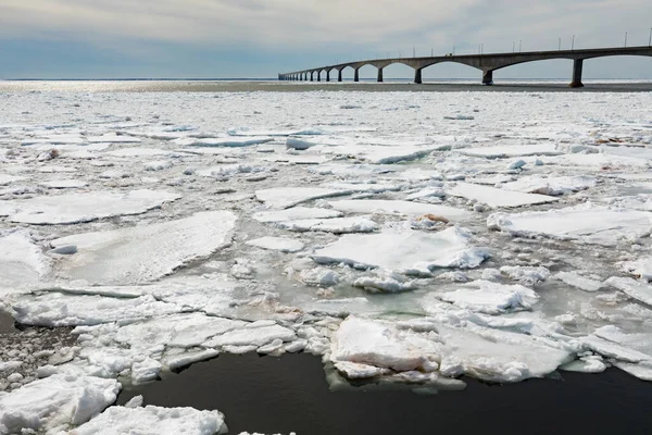Бетонна Структура Моста Конфедерації Охоплює Замерзлий Атлантичний Океан Між Нью — стокове фото
