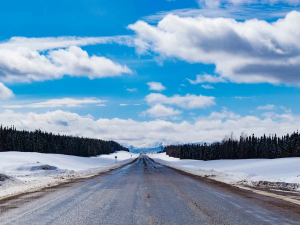 Våt Väg Alaska Highway Alcan Slutet Vintern Passerar Vidöppen Vidd — Stockfoto