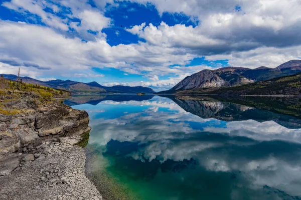 Vista Panorámica Aguas Tranquilas Del Brazo Ventoso Del Lago Tagish —  Fotos de Stock