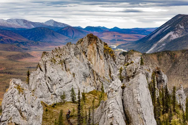 Dwaj Malutcy Turyści Majestatycznym Krajobrazie Sapper Hill Niedaleko Dempster Highway — Zdjęcie stockowe