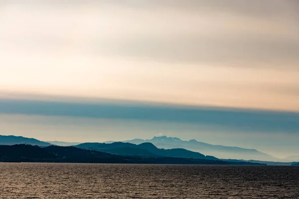 Daleki Wschodni Brzeg Wyspy Vancouver Sylwetka Zalesionych Wzgórz Gór Zasłonięta — Zdjęcie stockowe