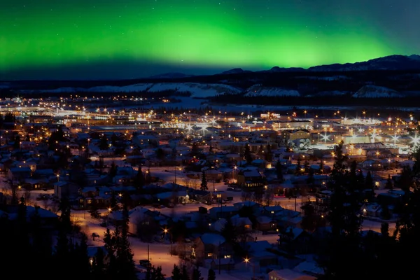 Luces boreales sobre el centro Whitehorse — Foto de Stock