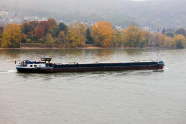 Yüklenen mavna nehir Rhine Almanya gezinme