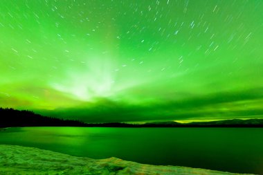Aurora borealis gökyüzü göl Laberge Yukon dondurulmuş
