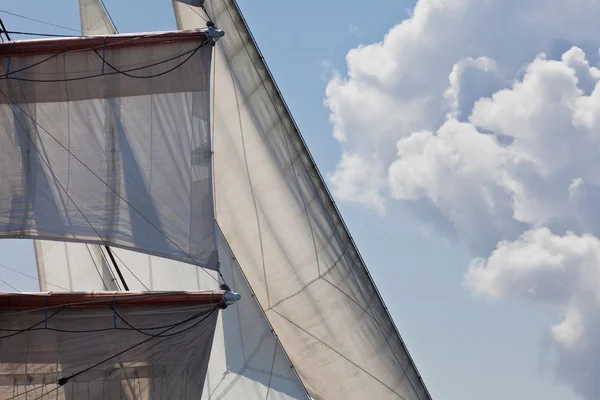 Barquentine iate velas aparelhamento nuvens fundo — Fotografia de Stock