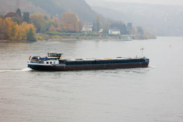 Navio de carga que navega no rio Reno Alemanha — Fotografia de Stock