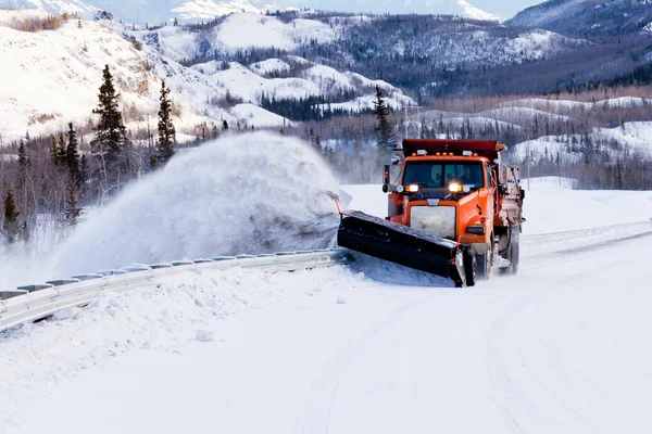 Arado de neve limpando estrada na tempestade de inverno nevasca — Fotografia de Stock