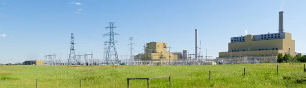 Elektriciteitscentrale in groene landschap verbranding van kolen — Stockfoto