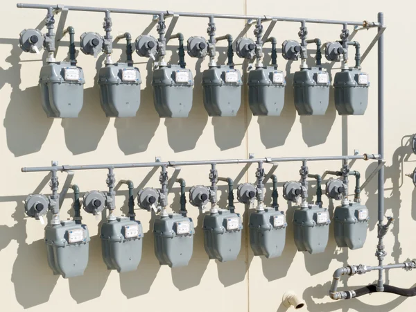 天然ガス メーターの壁の外の供給配管 — ストック写真