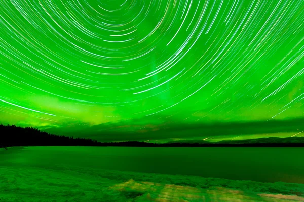 Göl Laberge donmuş Startrails Aurora borealis — Stok fotoğraf