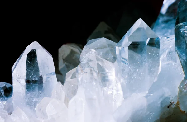 Каменные кристаллы кварцевого скопления черный фон — стоковое фото
