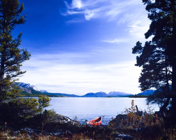 Tagish Lake Yukon Canadá canoa roja viaje por el desierto — Foto de Stock