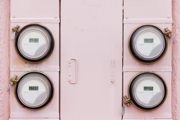 住宅のデジタル電源供給 watthour メーターの配列 — ストック写真