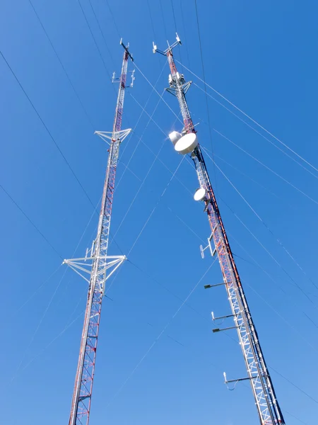 Twee rooster telecommunicatie antenne torens Rechtenvrije Stockafbeeldingen