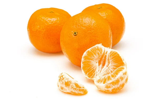 Mandarines Entières Segments Isolés Sur Fond Blanc Images De Stock Libres De Droits