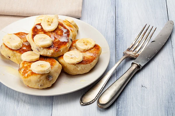 Panqueques Caseros Con Pasas Servidas Con Leche Condensada Con Plátanos Imagen de stock