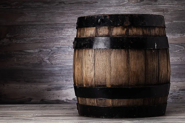 Viejo Barril Madera Pie Sobre Mesa Antiguo Sótano — Foto de Stock