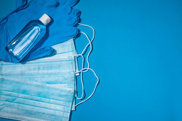 코로나 바이러스가 유행하는 감염을 보호하기 의료용 마스크와 복제품 공간이 파란색 — 스톡 사진