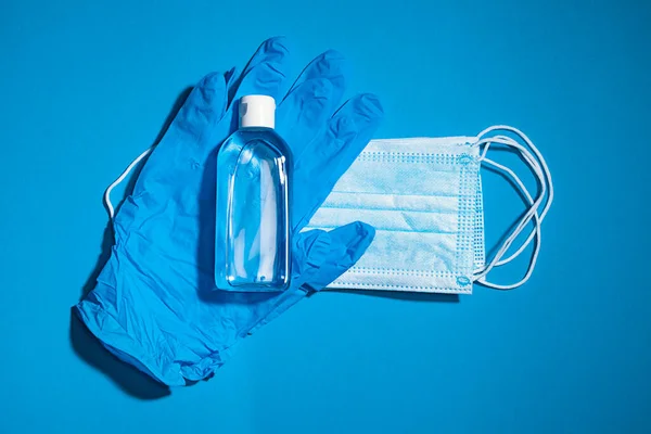 코로나 바이러스가 유행하는 감염을 예방하기 의료용 마스크와 겔밝은 위에서 로열티 프리 스톡 이미지
