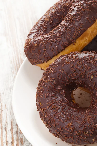 Donuts avec glaçage au chocolat — Photo