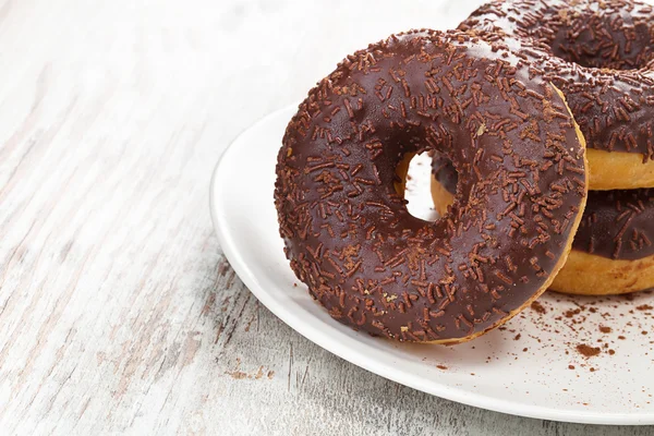 Donuts avec glaçage au chocolat — Photo