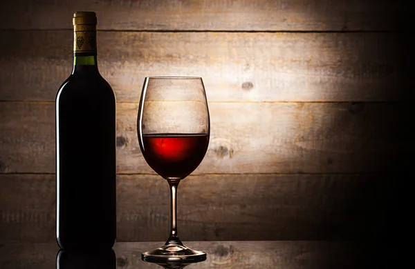 Flasche und Glanz des Weins — Stockfoto