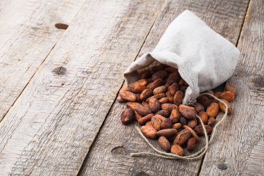 ahşap bacground üzerine kakao çekirdekleri