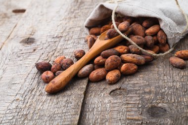 ahşap bacground üzerine kakao çekirdekleri