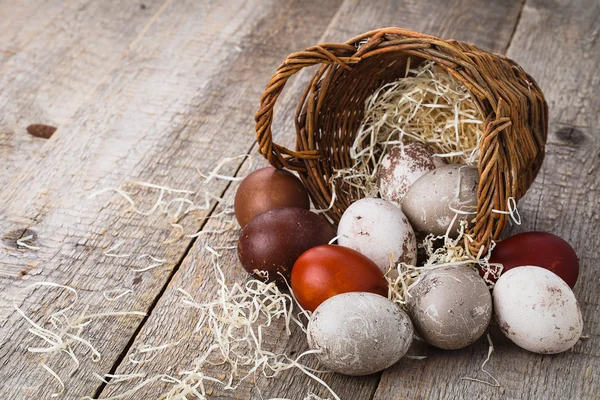 Huevos de Pascua en cesta — Foto de Stock