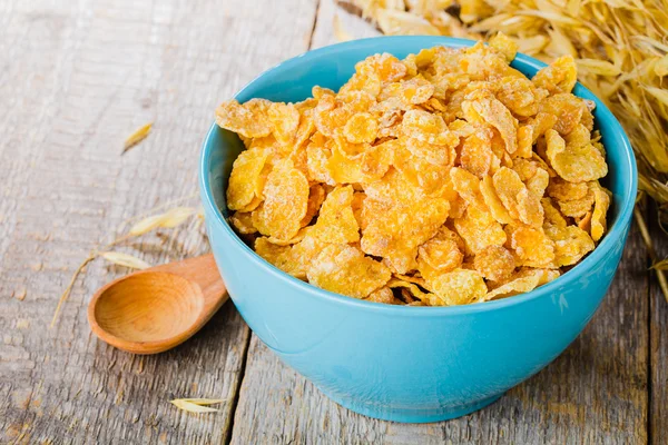 Cornflakes på träbord — Stockfoto