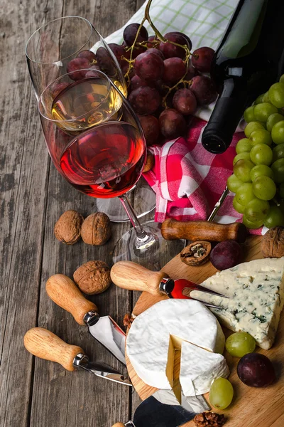 Served cheese and wine — Stock Photo, Image