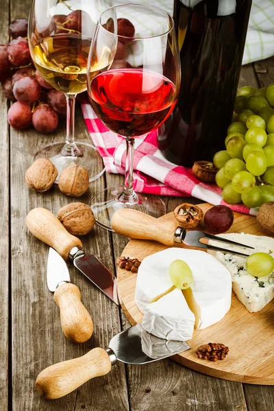 Serveras ost och vin — Stockfoto