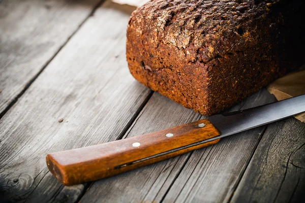 Frisches Brot in Papier gewickelt — Stockfoto