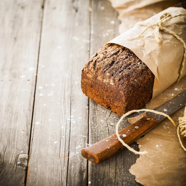 Bröd som förpackats i papper — Stockfoto